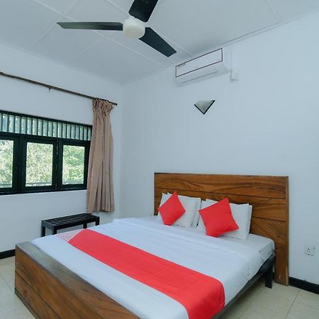 Oyo 479 Water Front Hotel Канди Экстерьер фото