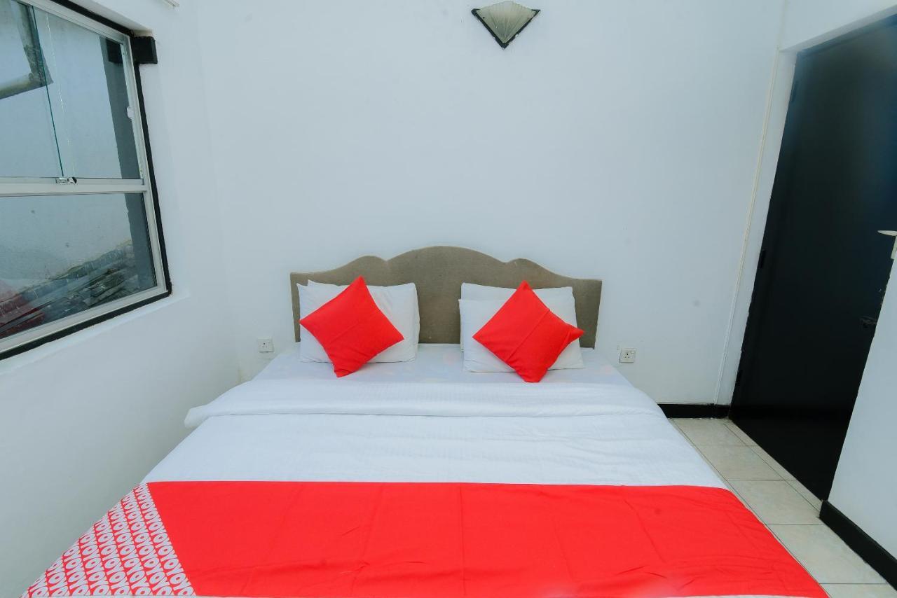 Oyo 479 Water Front Hotel Канди Экстерьер фото