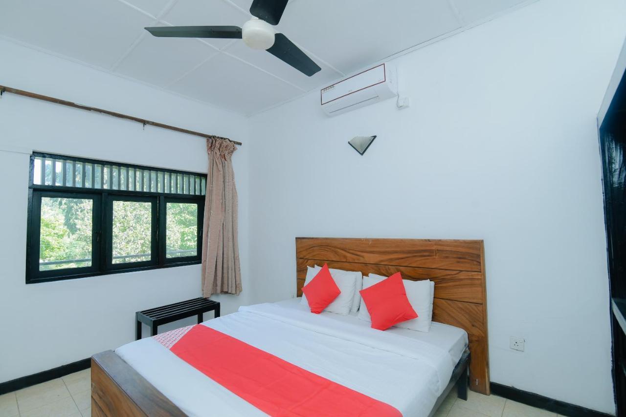 Oyo 479 Water Front Hotel Канди Экстерьер фото